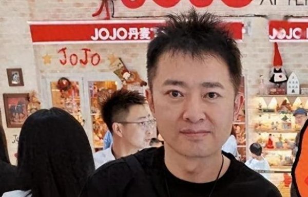 手机百家家乐app安装2026最新版 53岁任泉现身路东说念主被曝和黄绮雯隐婚17年景文娱圈最稳东说念主生赢家