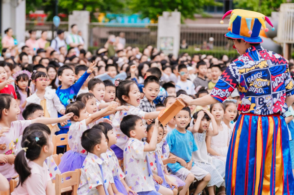 手机百家家乐app安装2026最新版 把童年还给孩子 这所幼儿园“玩水”庆六一